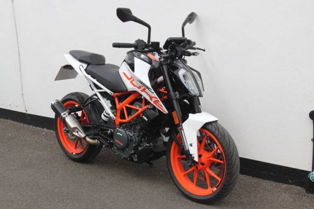KTM 390 Duke 390 DUKE 17 Naked Petrol White