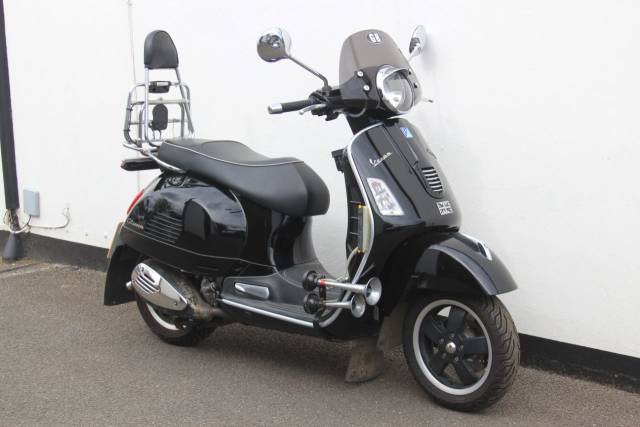 Piaggio Vespa GTS 300 Super ie Scooter Petrol Gloss Black